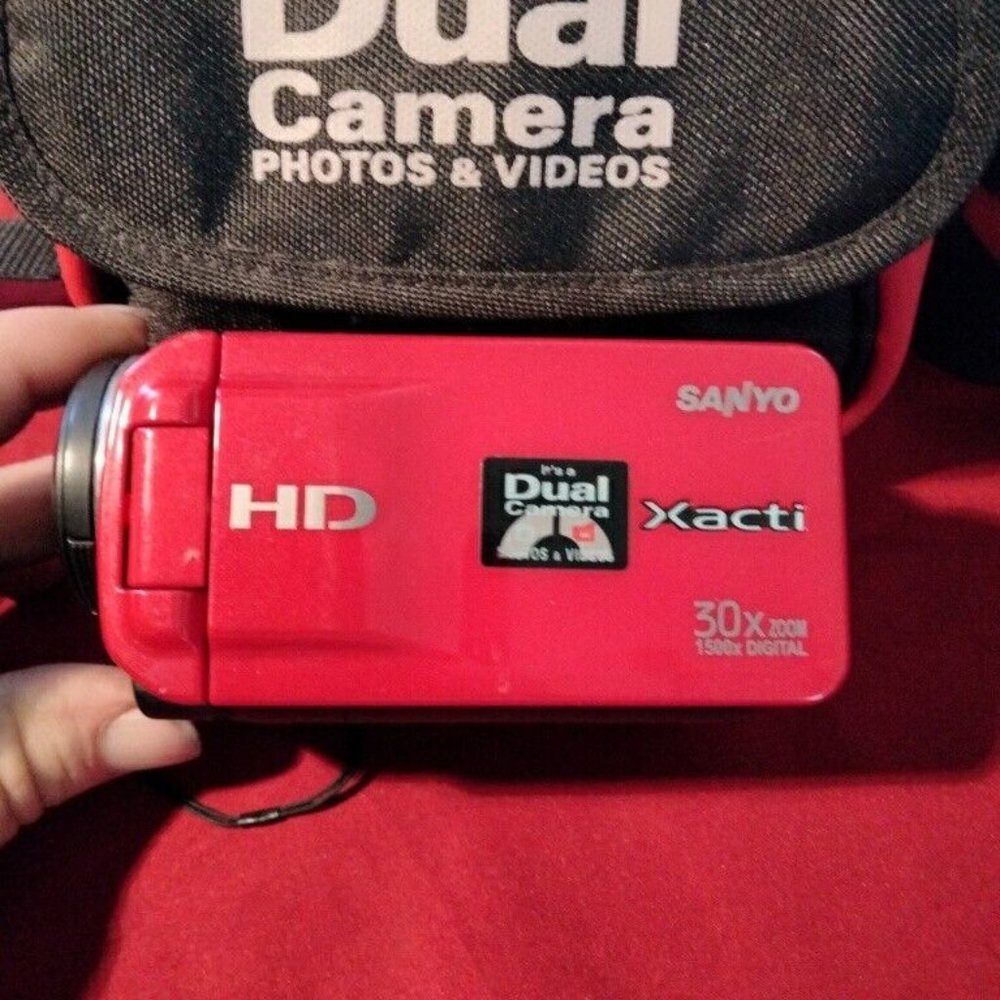 Sanyo Xacti  Camcorder Digital Camera 16x Full HD 1080P Needs Charger